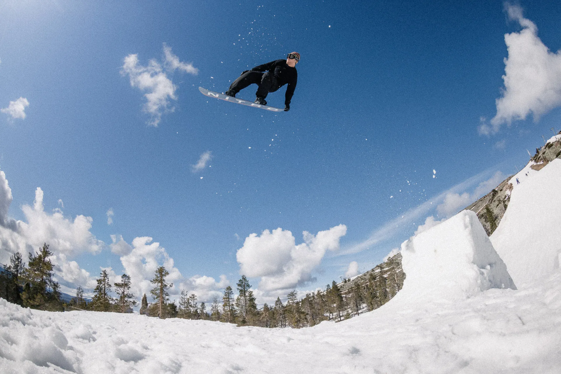 Snowboarder in salto nel park