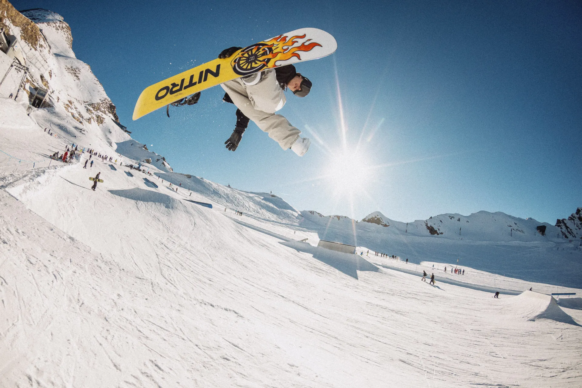 Snowboarder in volo controluce con una tavola Nitro